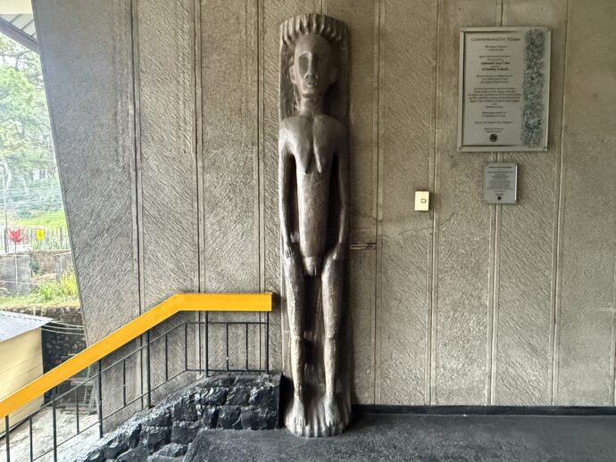 バギオ博物館の入り口手前の像