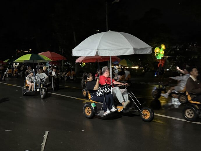 サイクリングを楽しむ人