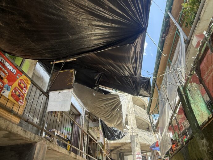 黒いビニール屋根