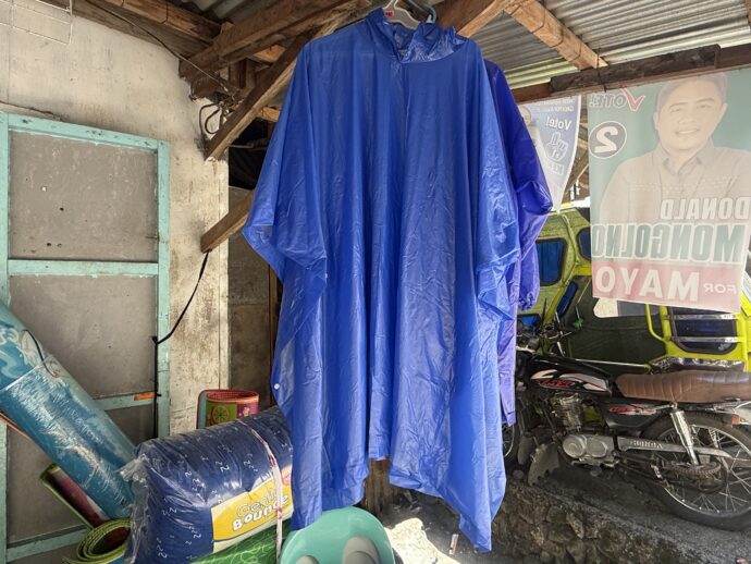 青いレインコート