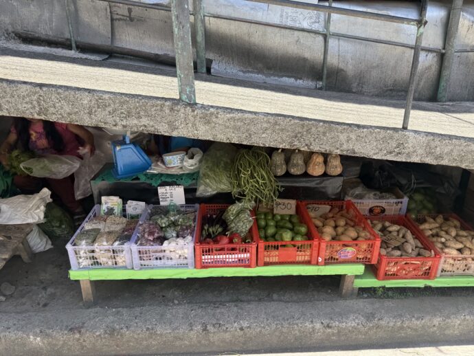 スロープの下のお店