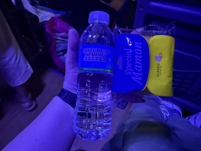 水とマドレーヌ