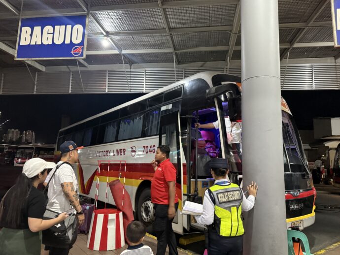 バスに乗車する乗客