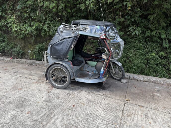 トライシクルを整備中