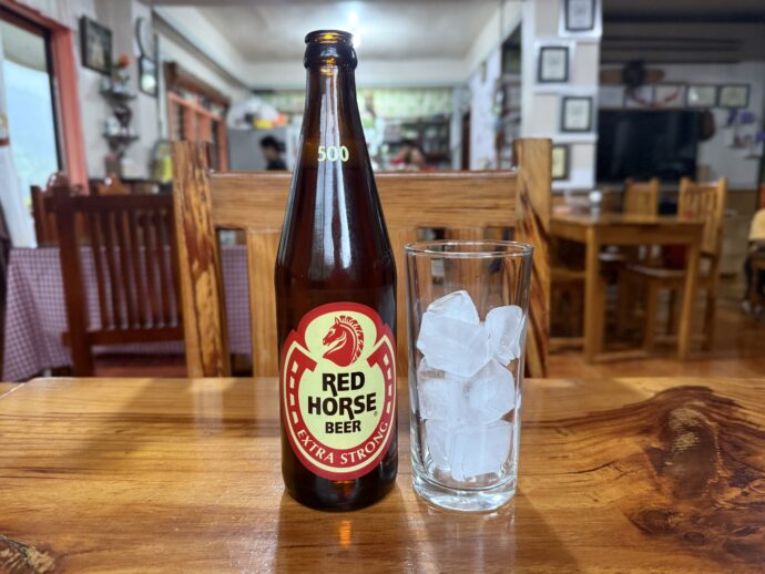 RED HORSEと氷のグラス