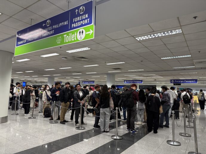 ニノイ・アキノ国際空港入国審査の行列