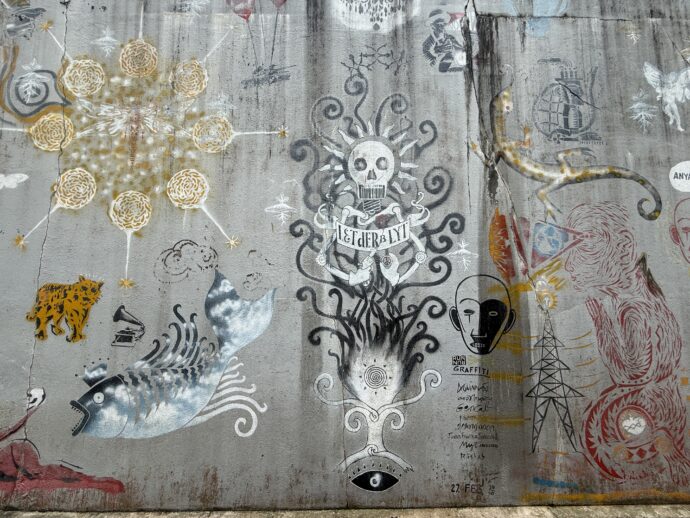 ベンカブ美術館の前の壁絵