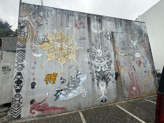 ベンカブ美術館の前の壁