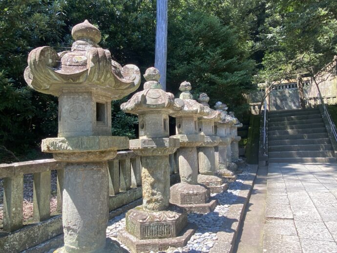 並んだ石灯籠
