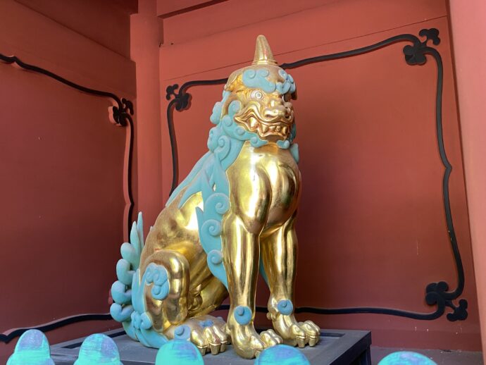 派手な獅子像