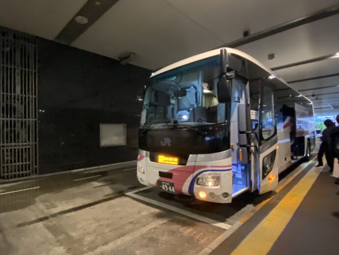 大阪駅高速BTに到着したバス