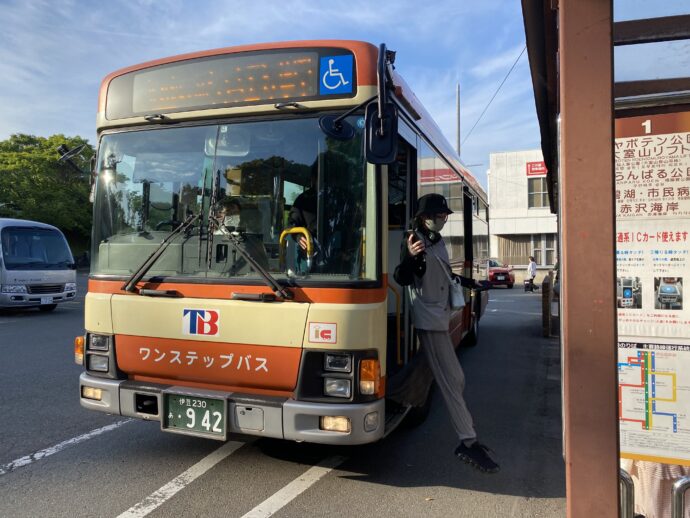 伊豆高原駅に到着したバス