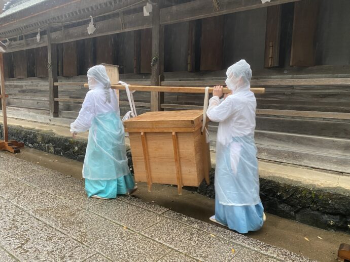 供物を運ぶ神官