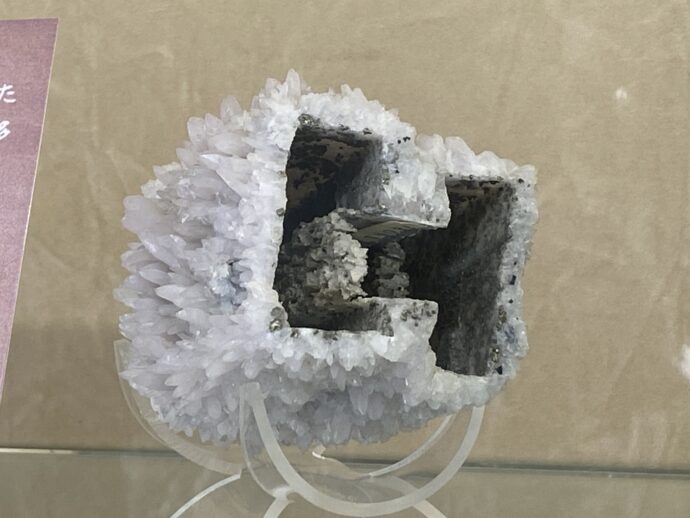 白い石