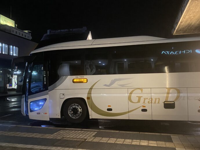 到着した大型バス