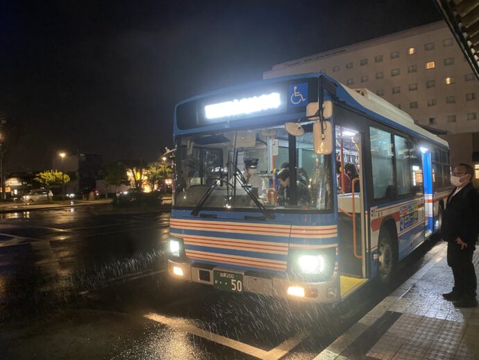 出雲市駅に到着したバス