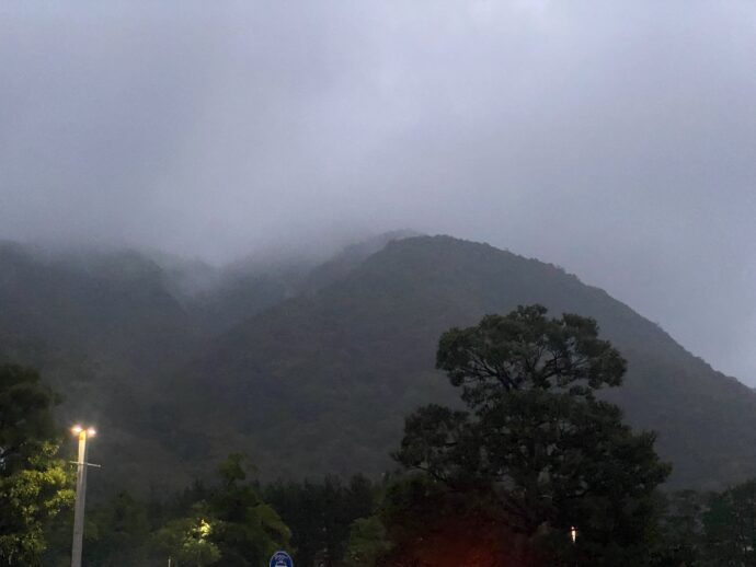 霧がかかった山