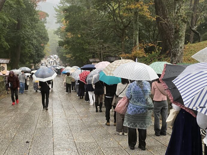 鳥居まで伸びた行列