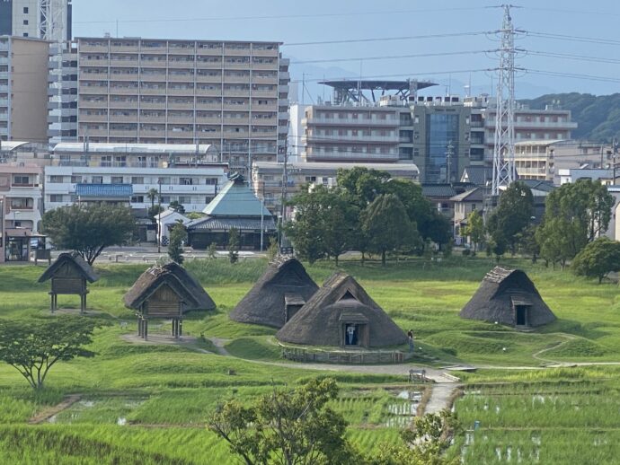 住宅街のなかの登呂遺跡