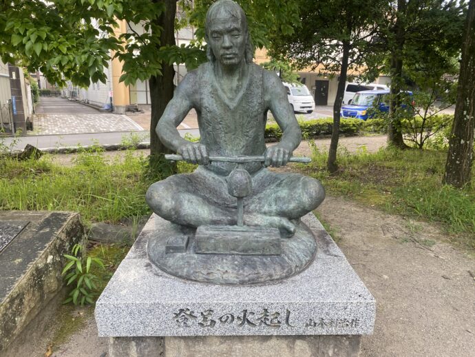 火を起こす像