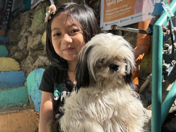 犬を抱えた少女