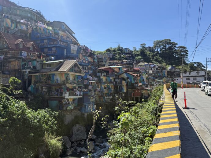 色の谷前の道路