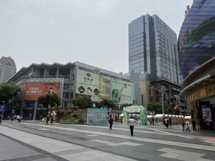 石路広場