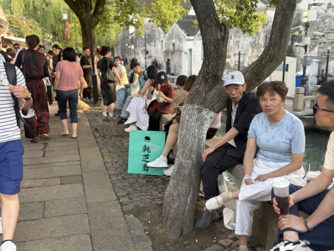 川沿いで休憩する人々