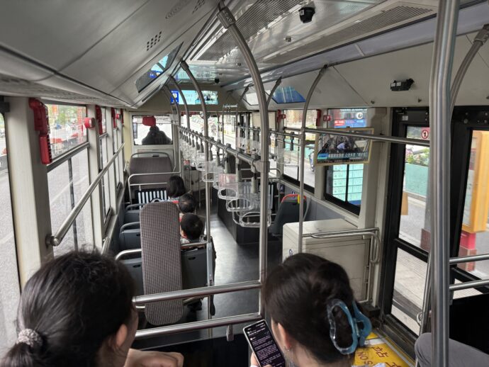 バス車内