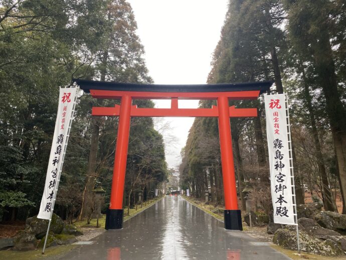 霧島神宮の赤い鳥居