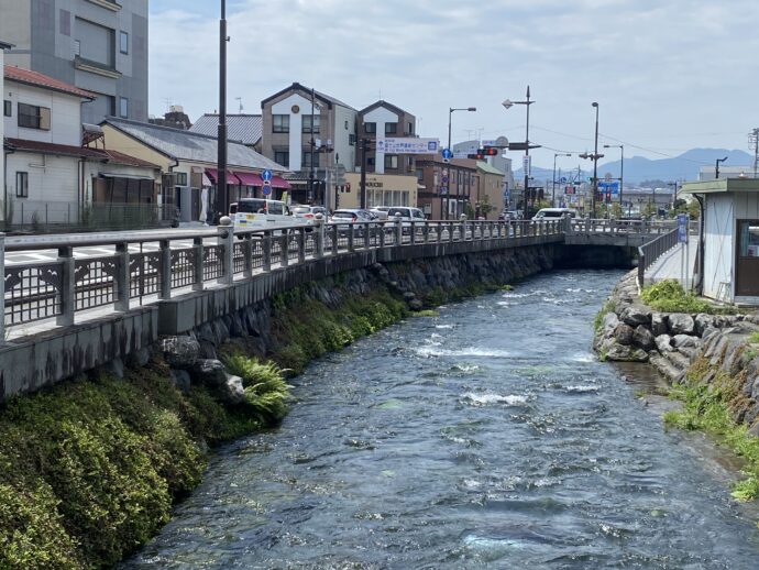 川沿いの道
