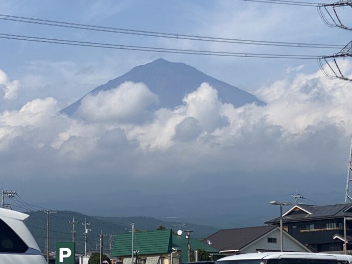 雲から姿を現した富士山
