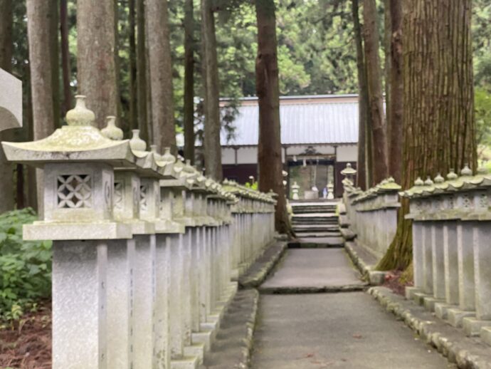 石灯籠の並ぶ参道