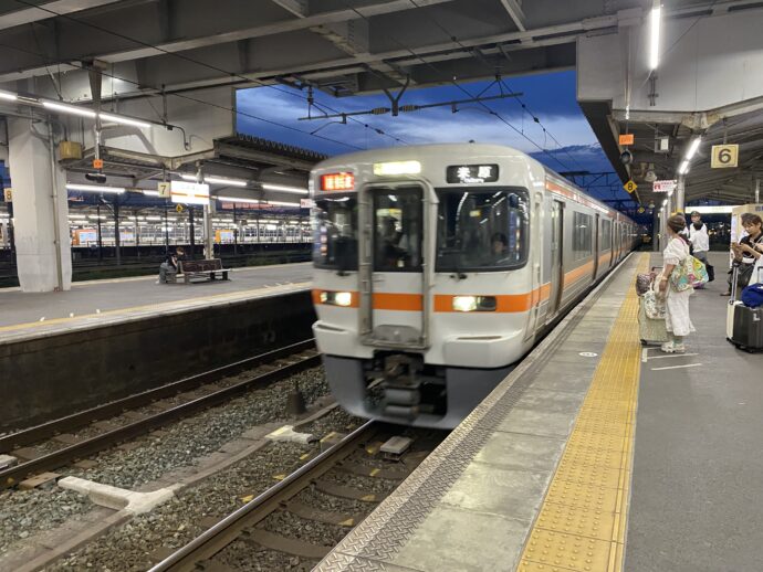 入線した電車