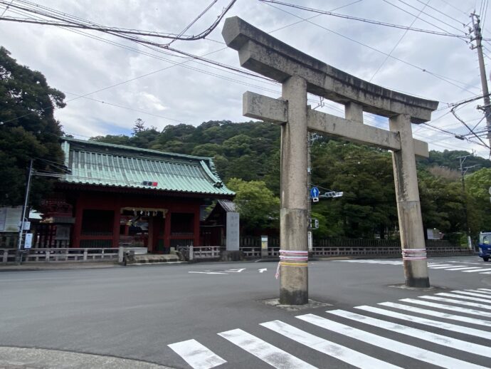 静岡浅間神社の鳥居と道路