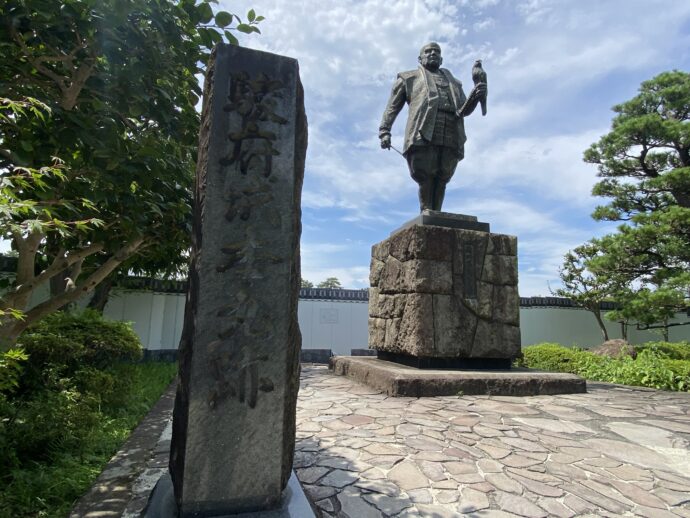 石碑と徳川家康公之像