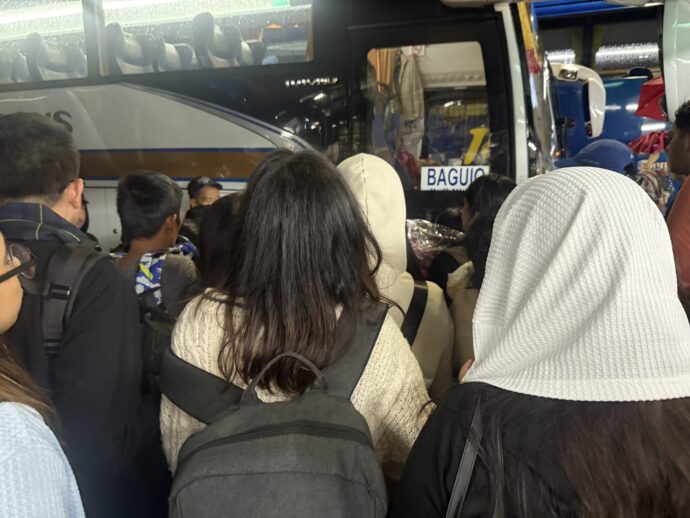 バスに乗車する人々