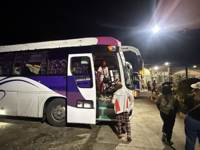 停車中のバス