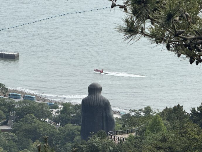 巨大像と海