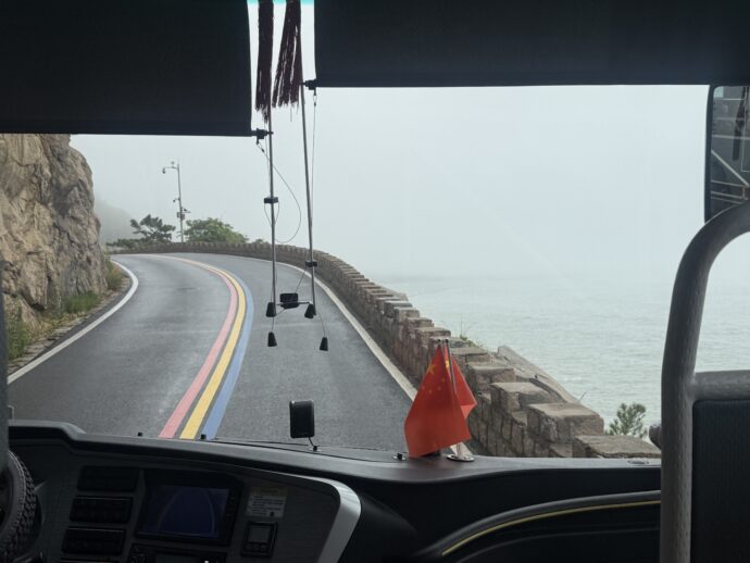 シャトルバスから見える海