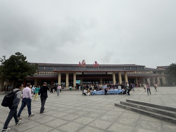 大河东游客中心