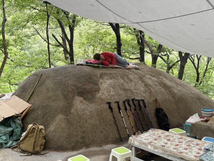 巨岩に眠る女性