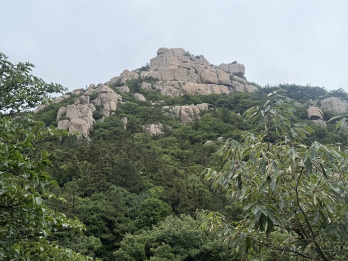 遠くに見える奇岩