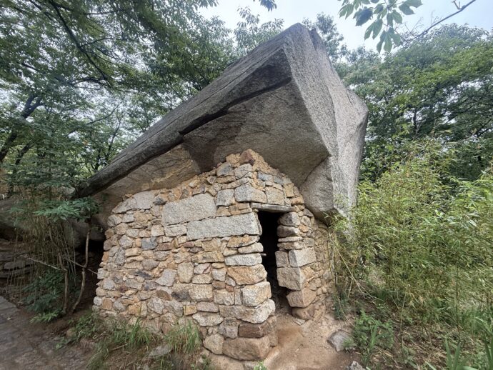 レンガと巨岩の屋根