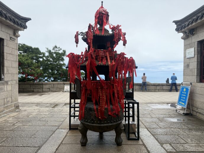 赤いリボンがついた燭台