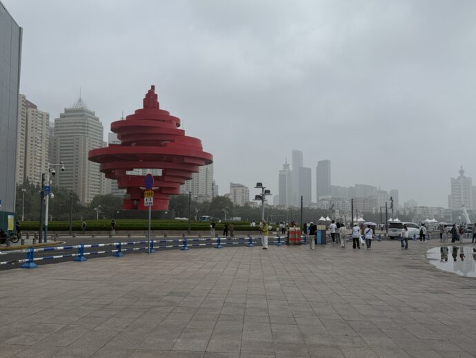 五四広場の赤いモニュメント