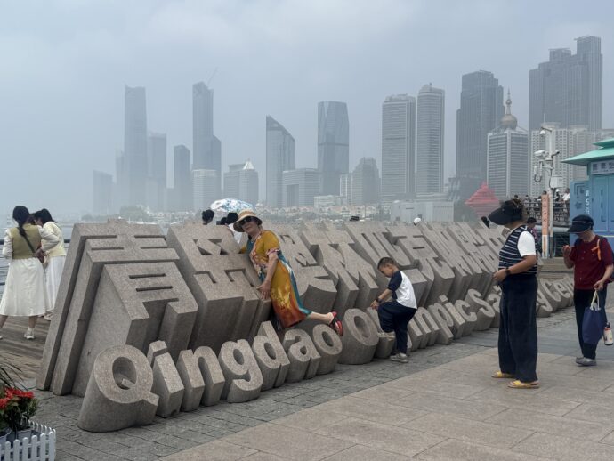 モニュメントと撮影中の女性