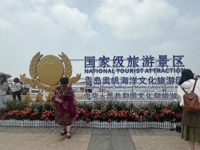 モニュメントと撮影中の女性