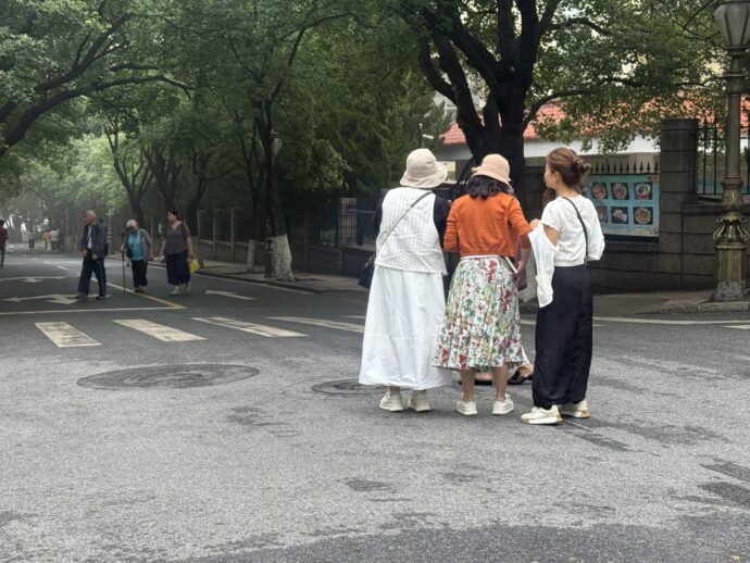 道端で迷う女性たち