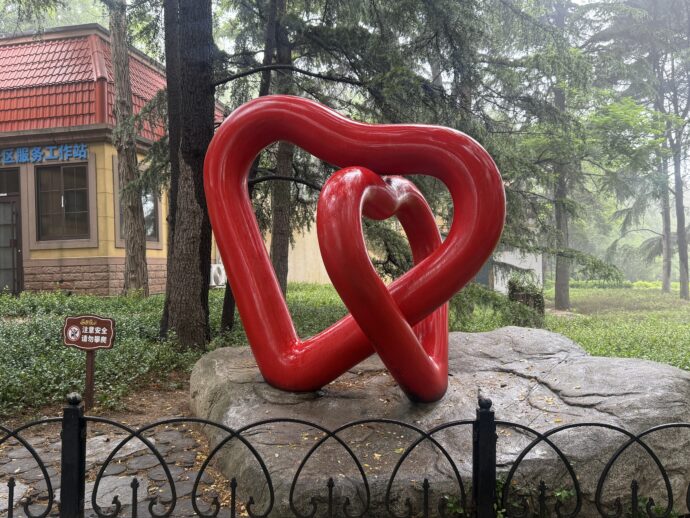 赤いハートのモニュメント